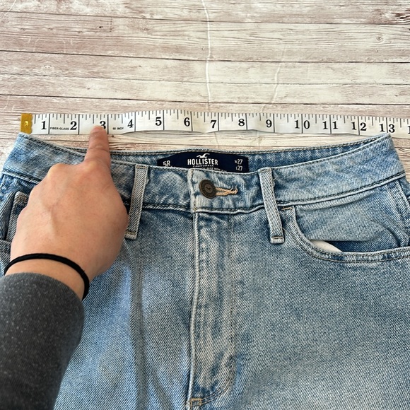 Hollister Curvy Ultra High Rise Mom Jeans Distressed Light Wash Raw Hem - Picture 6 of 9